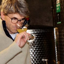 Peter im Keller bei der Rieslingprobe