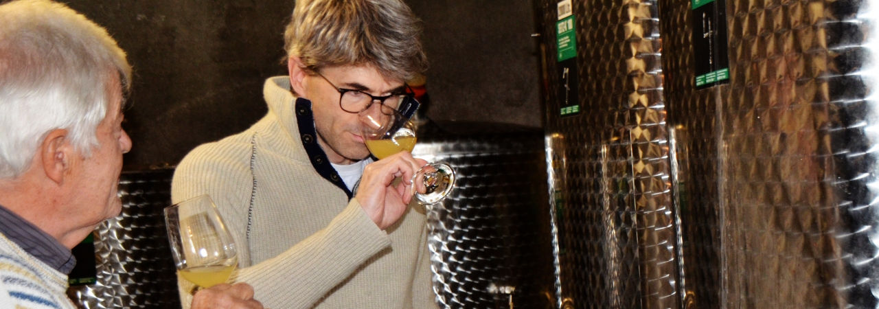 Peter im Keller bei der Rieslingprobe