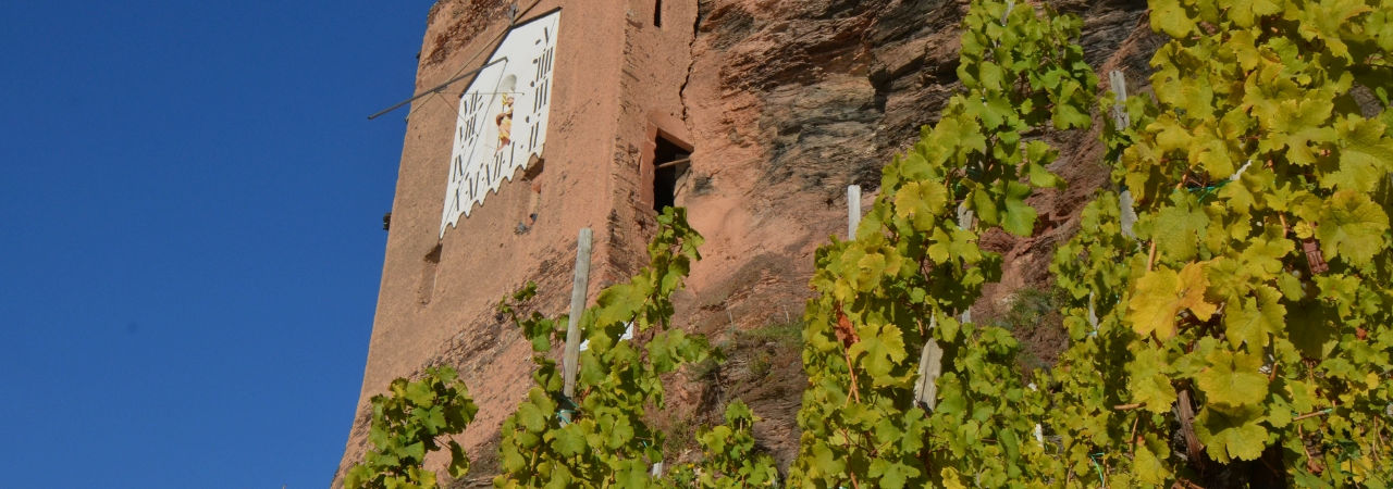 die berühmte Sonnenuhr in Ürzig an der Mosel