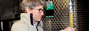 Peter misst Grad Oechsle im Riesling